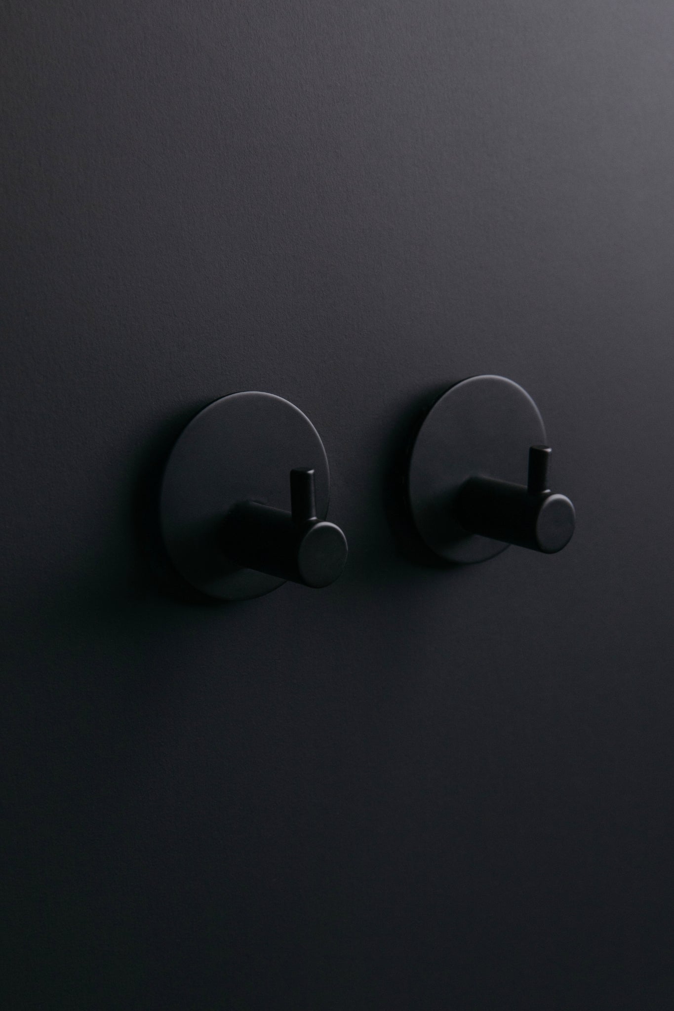 Black Round Hooks