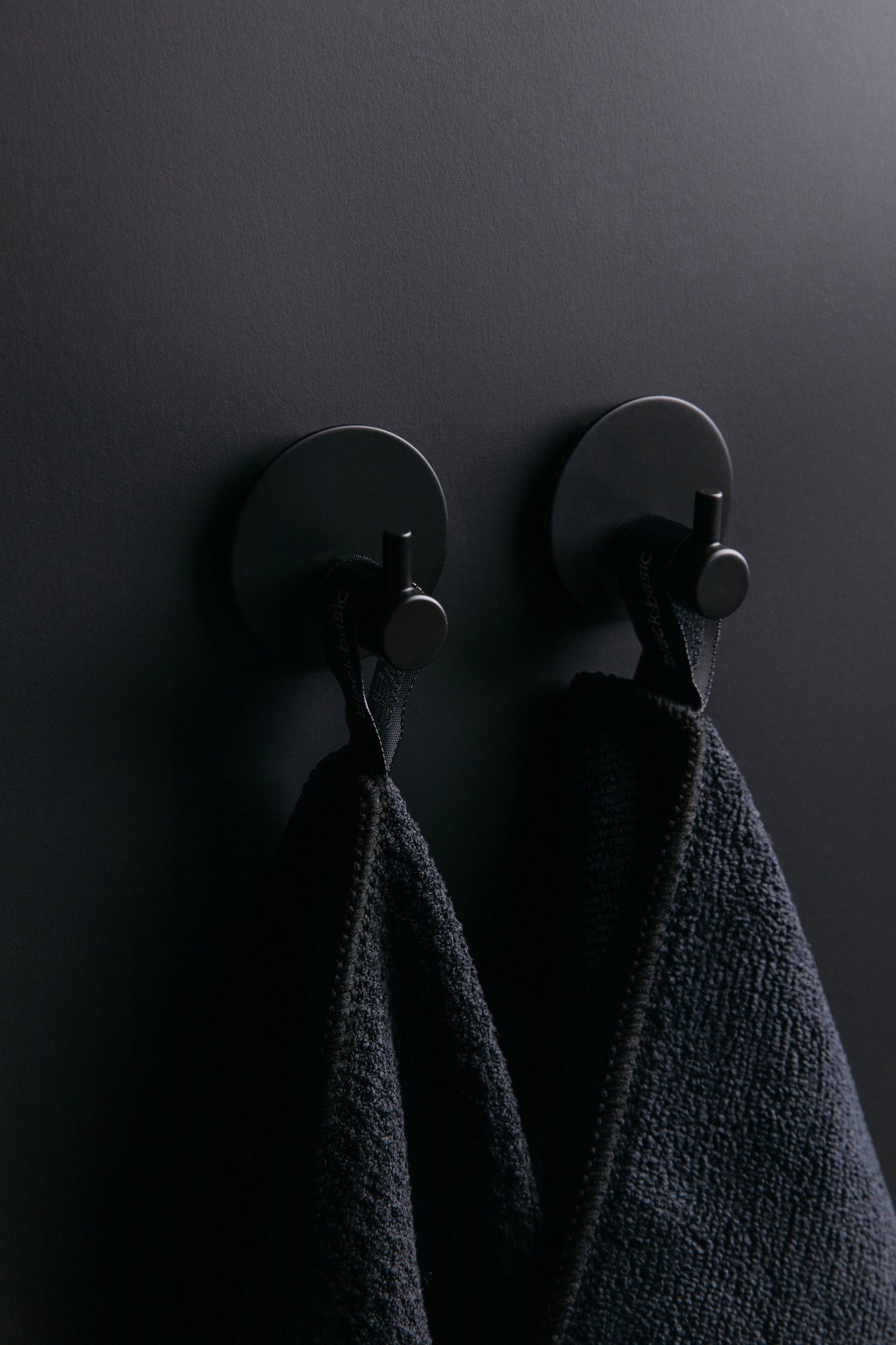 Black Round Hooks